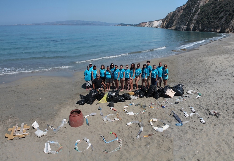 Cleaning Minies beach for World Oceans Day 2014